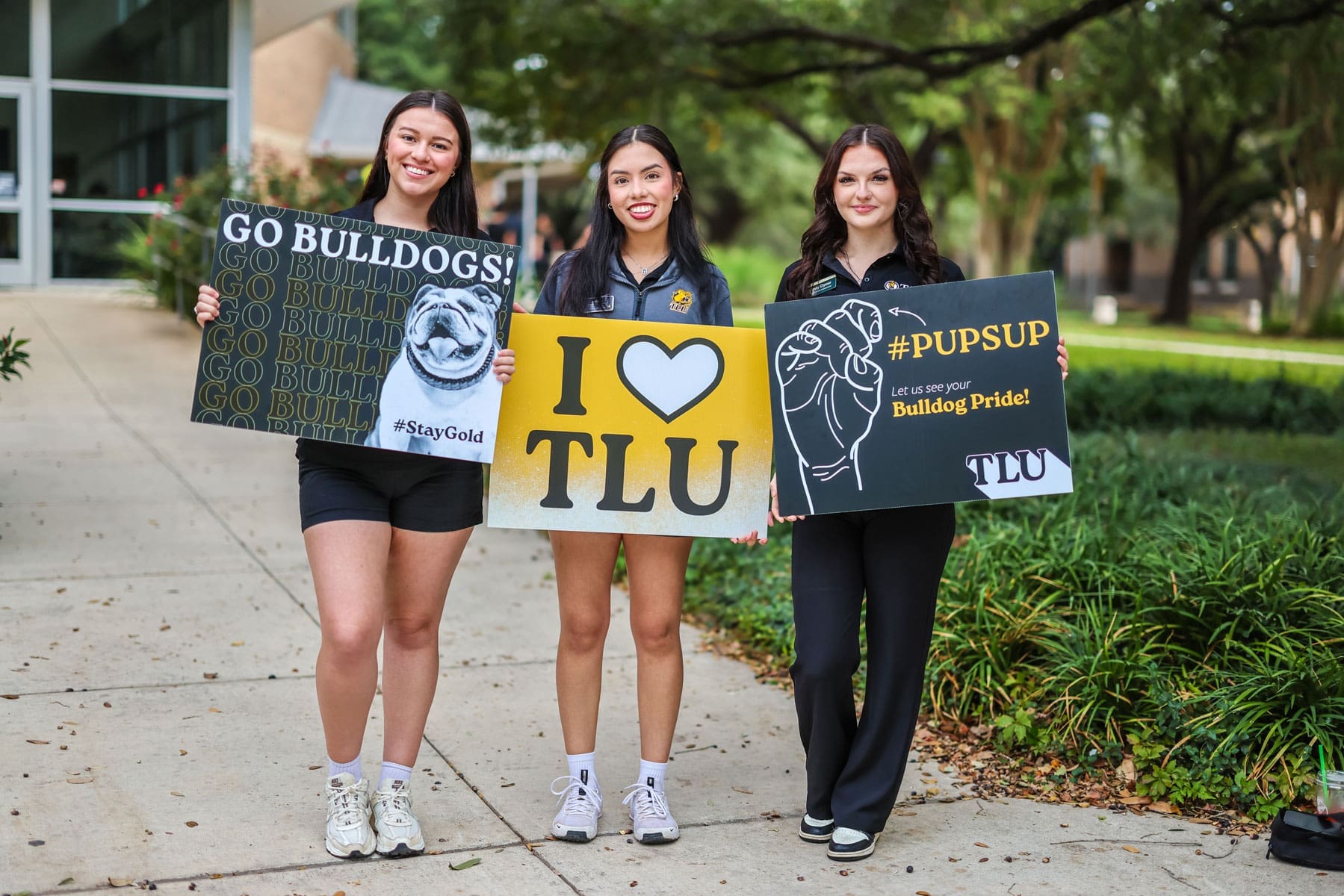 Group of current students with welcome signs
