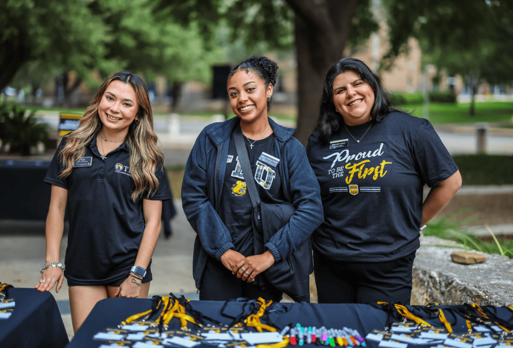 three admissions students welcoming group